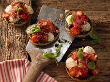Bread roll pizzas with grilled meat
