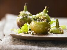 Baked figs filled with fresh cheese and pistachios