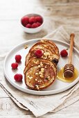 Quark-Buchweizen-Pancakes mit Heidelbeeren, Himbeeren und Honig-Nuss-Topping