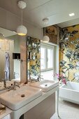 Goldenes Mosaik mit Blumenmotiv über der Wanne im luxuriösen Bad
