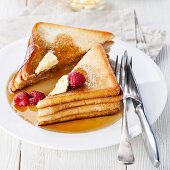 French Toast mit Himbeeren, Ahornsirup und Butter