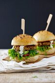 Smorrebrod-Burger mit Salat und Dill