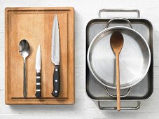 Verschiedene Küchenutensilien: Reine, Topf, Löffel, Messer