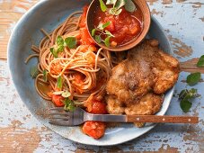 Hähnchenbrustscheiben in Käsepanade mit Nudeln und Tomaten