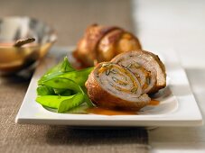 Steirische Kalbsrouladen mit Kürbiskernen und Paprikasauce (Österreich)