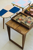 Holzbilder auf Holztisch und Retro Coffeetable