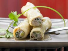 Asia-Cannelloni mit Lachs-Garnelen-Füllung auf Zitronengras und Limette gedämpft