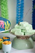 Grüne Marshmallows für eine maritime Party