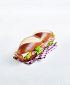 Laugen-Sandwich mit Schinken und Salat