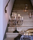 Treppenaufgang mit Windlichtern und mehrarmigem Kerzenständer