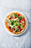Pizza mit Mozzarella, Gorgonzola und Spinatblättern