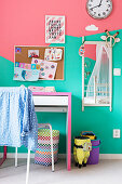 Kinderzimmer mit zweifarbig gestalteter Wand in Mint und Pink