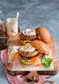 Rote Linsen-Burger mit Tahini Sauce