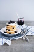 Gestapelte Pancakes mit Heidelbeeren und Puderzucker