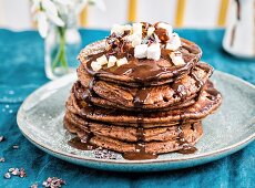 Gestapelte Pancakes mit heißer Schokolade und Marshmallows