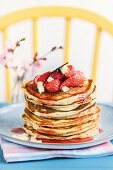 Gestapelte Pancakes mit Erdbeeren und weisser Schokolade
