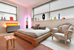 Horizontale Fenster mit Jalousien im künstlerischen Schlafzimmer