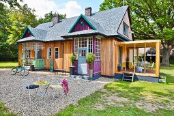 Modernisiertes Cottage mit unterschiedlich gestalteten Eingängen, Kiesfläche und Rasen