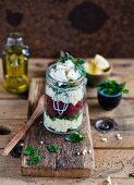 Hirsesalat mit Feta, Roter Bete und Petersilie im Glas