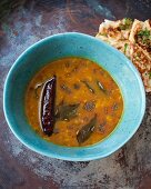 Indische Rasam Suppe mit Fladenbrot