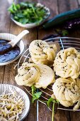 Ingredients for Asian mantou burgers: mantou bread, sprouts, sweet and sour sauce, coriander (China)