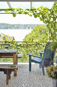 Balkon mit rustikalen Holzmöbeln und Seeblick