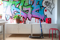 Zwei Spindschränke vor einer Wand mit Graffiti