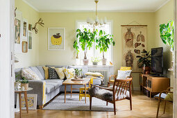 Living room in warm shades with vintage charm