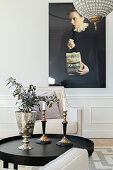 Moderne Fotografie im eleganten Wohnzimmer mit Wandverkleidung