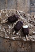 Banana and dark chocolate ice lollies (vegan)