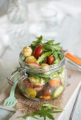 Mozzarellasalat mit Kirschtomaten, Radieschen und Rucola im Bügelglas