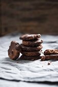 Vegane Chocolatechip Cookies mit Zartbitter-Nougat-Glasur