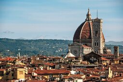 Blick aus dem Restaurant 'Se.Sto on Arno' auf die Kathedrale von Florenz, Italien