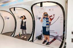 Virtual-Reality-Brille ausprobieren, K-Style Hub, Seoul, Südkorea