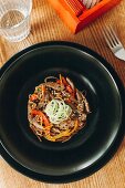 Beef stir fry with red and yellow pepper and sesame seeds (Asia)