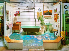 Vintage Badezimmer mit frei stehender Badewanne und Mosaikbodenfliesen