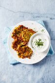 Süsskartoffel-Zucchini-Fritters mit Kräuter-Joghurtdip (Aufsicht)