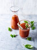 Tomatensmoothie mit Basilikum und Petersilie