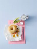 Sesambagel mit Räucherlachs, Dill, Meerrettichfrischkäse und Ei, Dickmilch mit Kräutern und Gurke