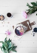 Smoothie-Bowl mit Heidelbeeren und Buchweizenflakes (Aufsicht)