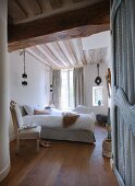 Helles Schlafzimmer mit traditionellem Charme