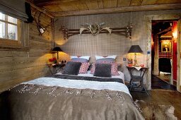 Hunting trophies in rustic, country-house-style bedroom