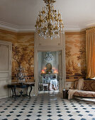 Blick vom historischen Salon mit Toile De Jouy-Tapete in Esszimmer