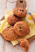 Spelt bread rolls with raisins