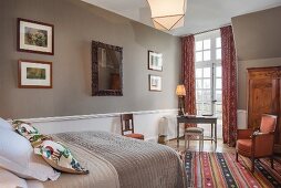 Schlafzimmer in warmen Tönen im Château Des Grotteaux