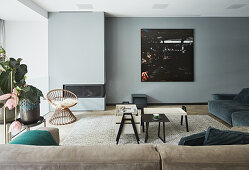 Hellblaue Wand und moderner Einbaukamin im Wohnzimmer