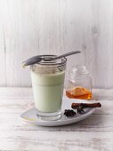 Matcha-Latte mit Zimt und Sternanis (Sirtfood)