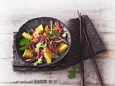 Asiatischer Coleslaw aus Rotkohl und Staudensellerie mit Curry-Mango-Tofu (Sirtfood)