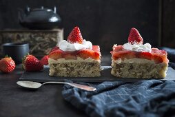 Strawberry nut cake with soy cream (vegan)