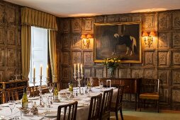 Historisches Esszimmer mit Kassettenwand im Cornwell Manor